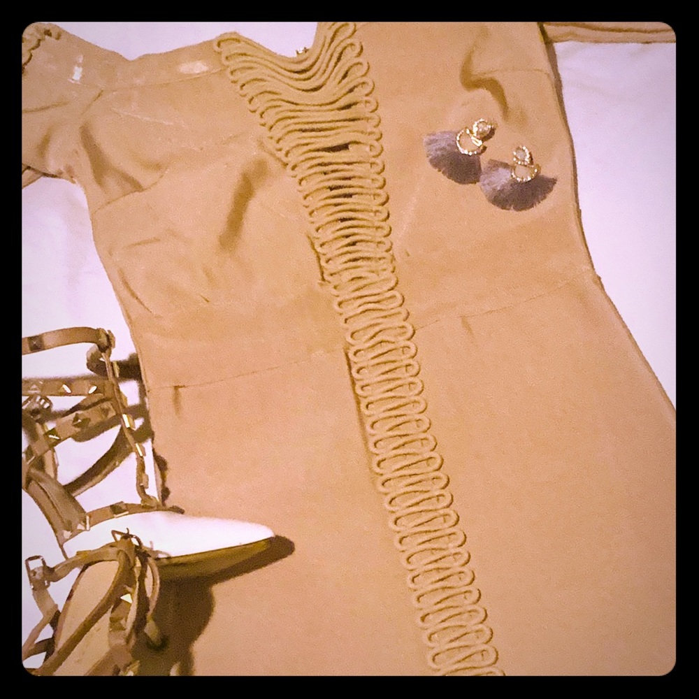 🎉HOLIDAY CHIC🎉Feel fabulous in neutral.